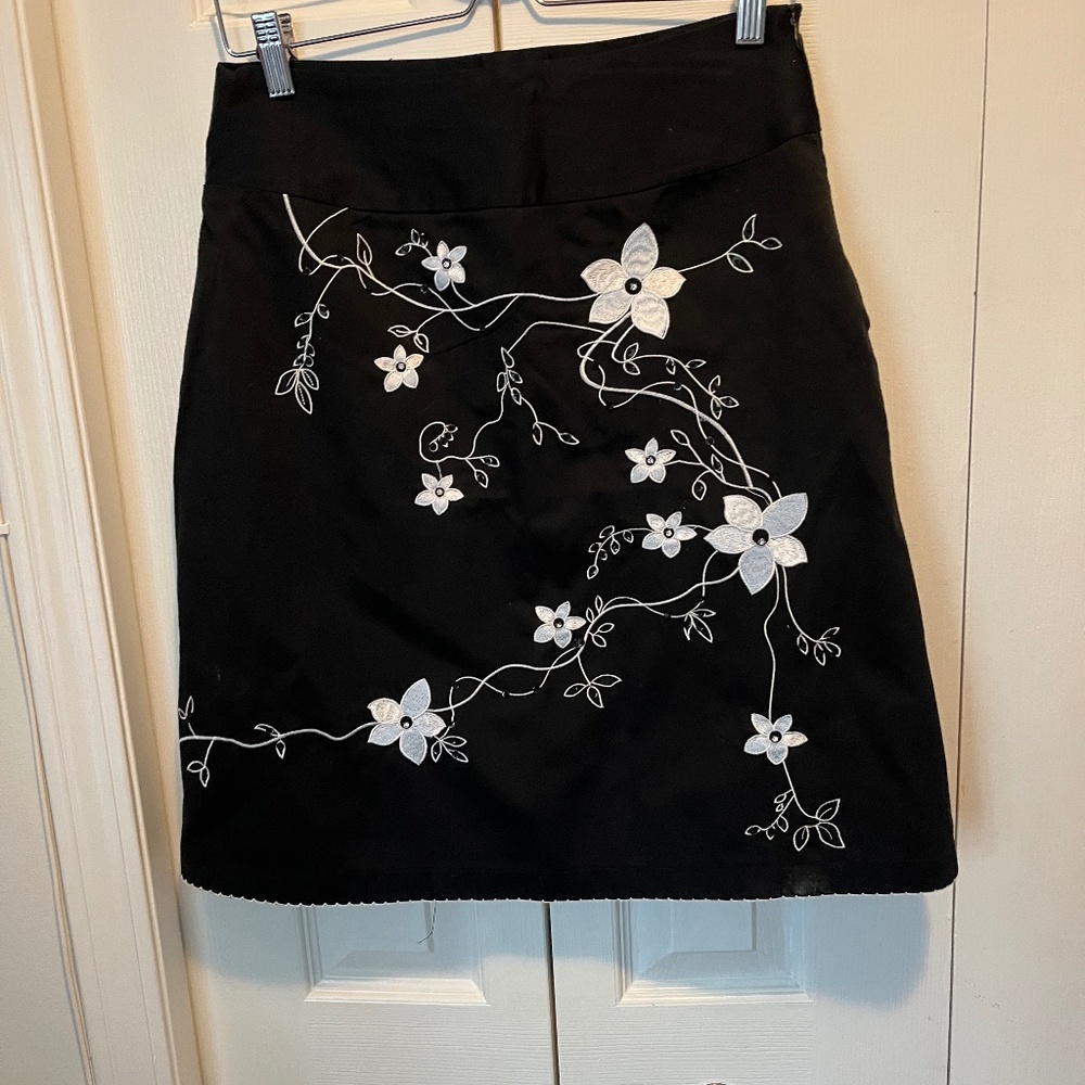 Off limits size 6 embroidered skirt